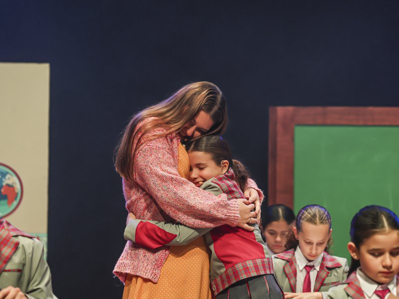 Matilda Jr. dirección artística 2025 — momento emotivo
