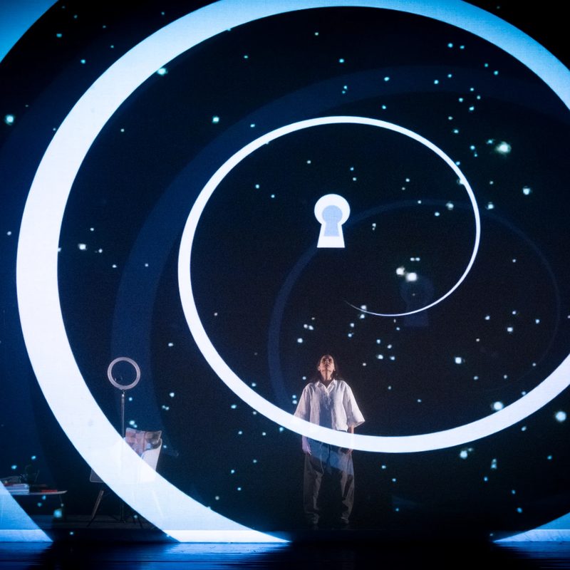 Still Standing 2026 — protagonista frente a una espiral de luz con una cerradura